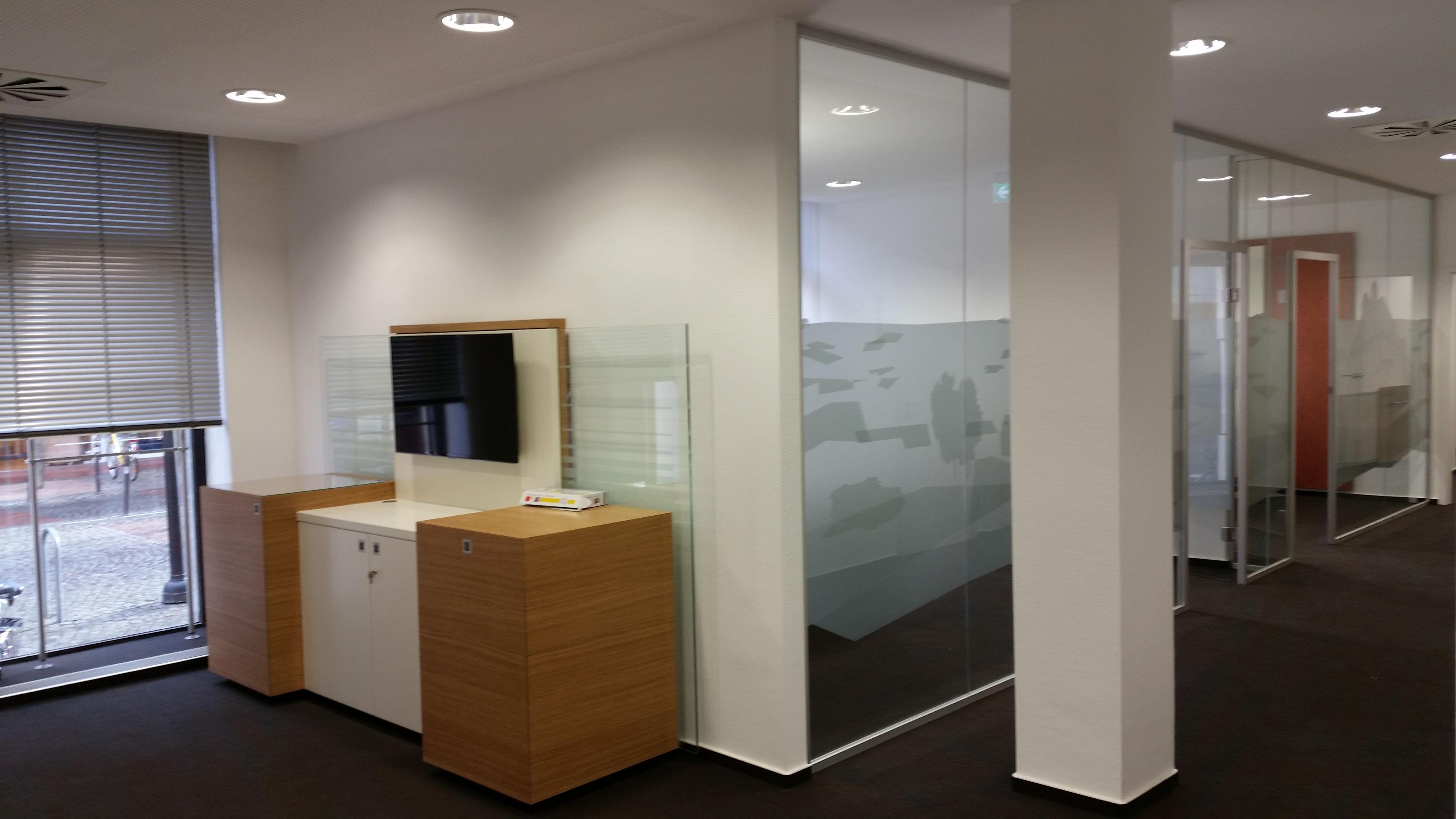 Hochwertige Milchglas-Trennwände in einem Büro