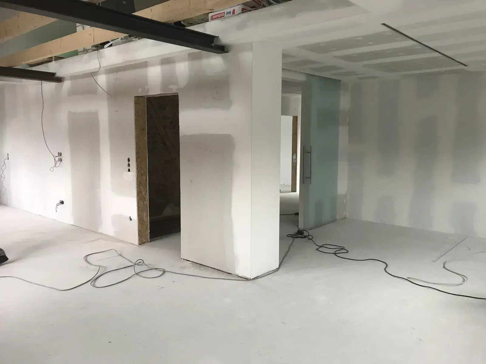 Trockenbauwände und Deckenkonstruktion im Dachgeschossausbau – Trockenbau von Dilmac Bau