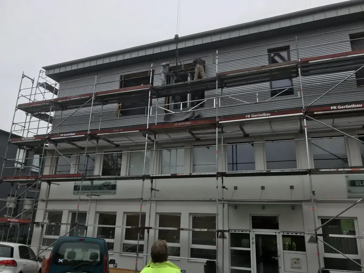 Eingerüstete Fassade während der Sanierung