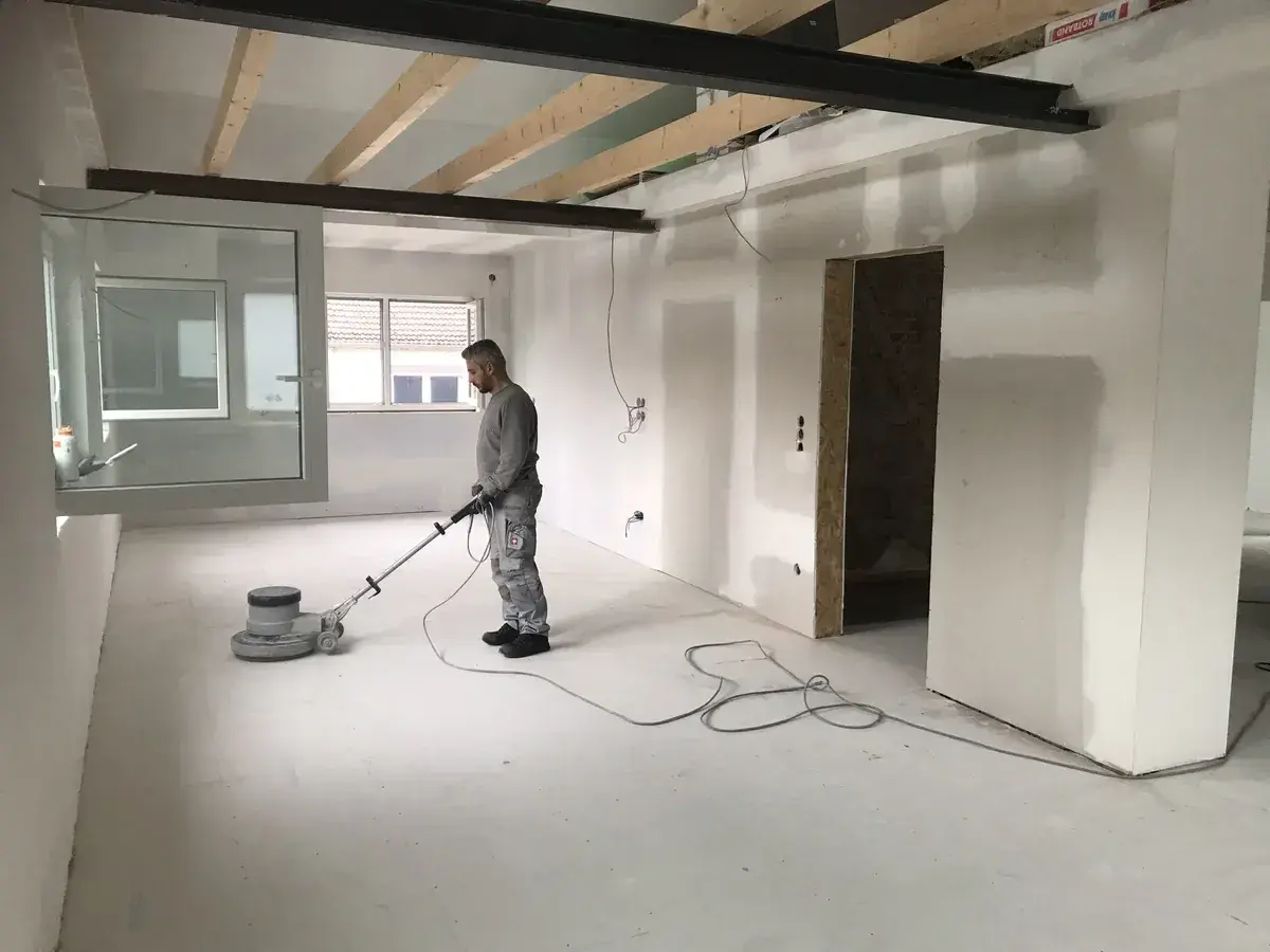 Mitarbeiter beim Schleifen der Spachtelflächen im Dachgeschossausbau