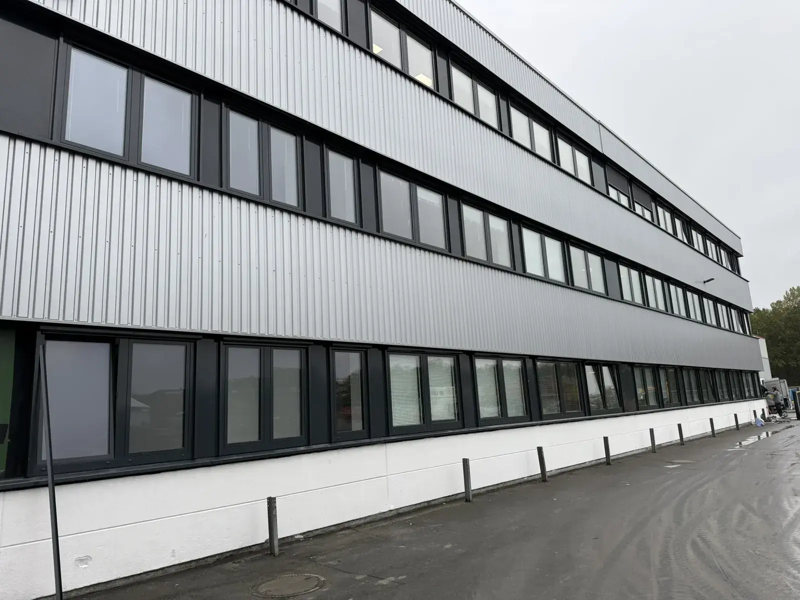 Verwaltungsgebäude Teckentrup mit sanierten Fensterbändern