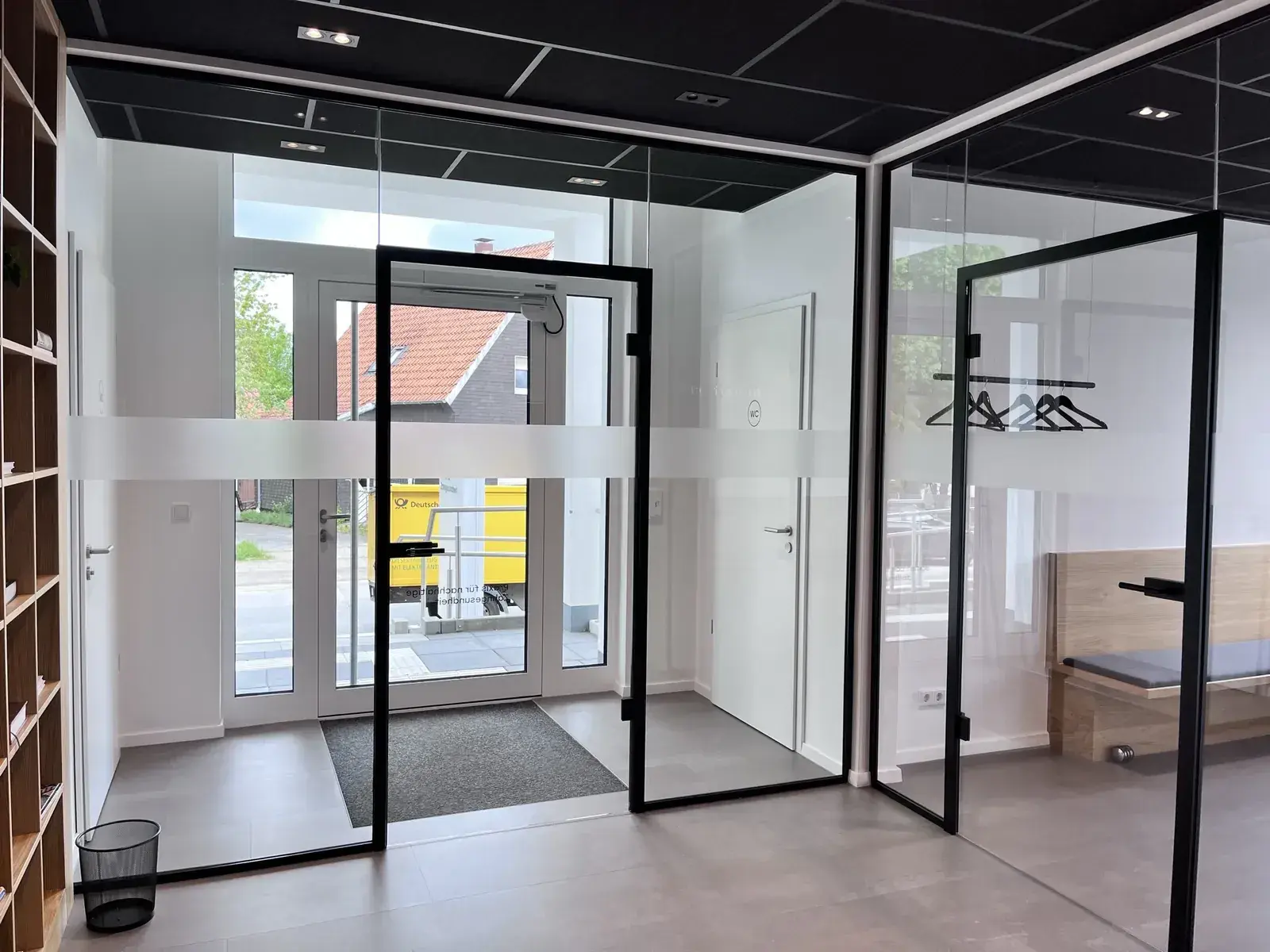 Eingangsbereich mit Glas-Stahl-Trennwand und Haustür mit Glaseinsatz – Türen und Glassysteme von Dilmac Bau