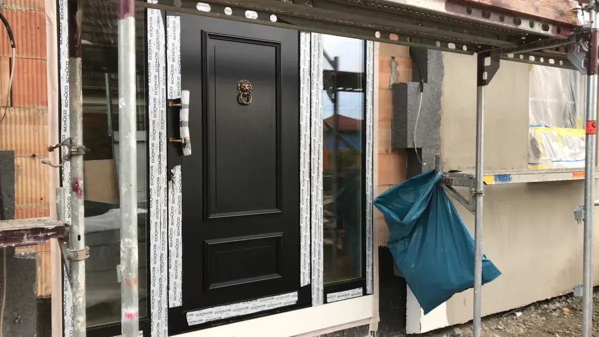 Montage einer Haustür im Neubau