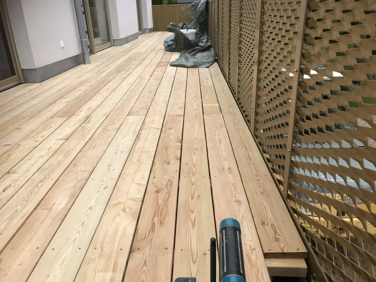 Terrassendielen aus Lärche mit Sichtschutz