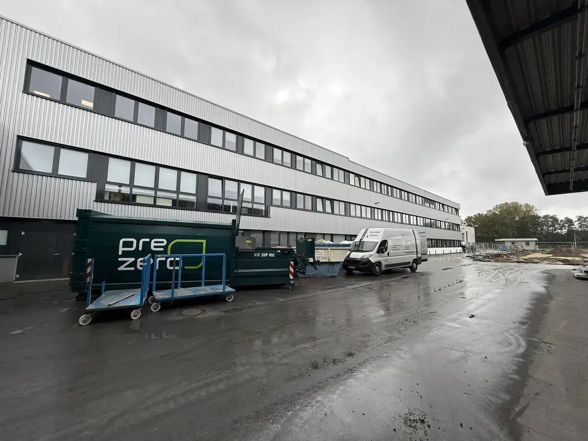 Dasselbe Gebäude nach der Fenstersanierung
