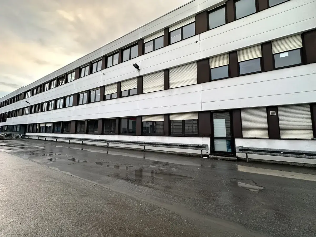 Verwaltungsgebäude vor der Fenstersanierung