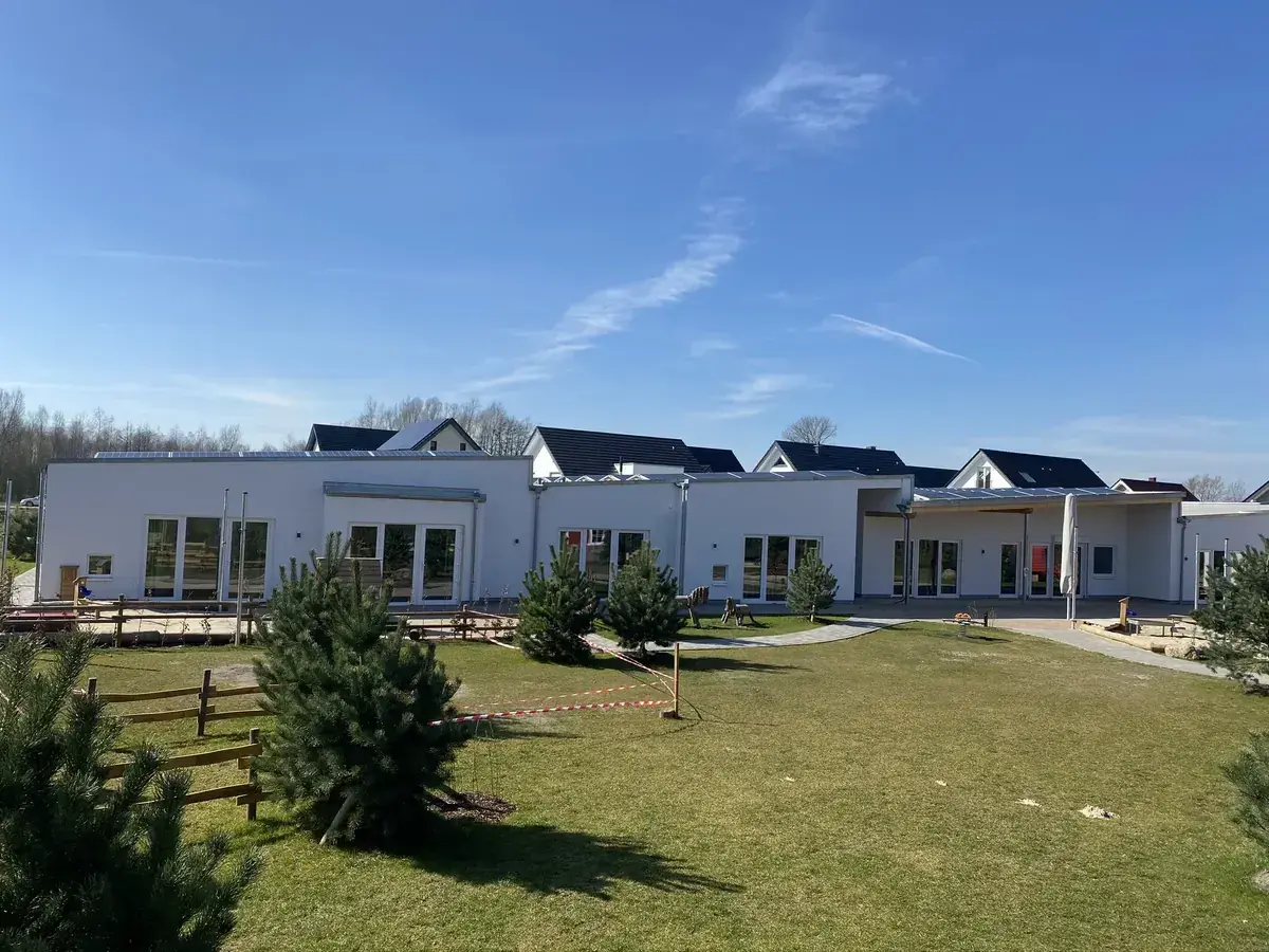 Neue Fenster- und Türelemente an einem Kindergarten-Neubau