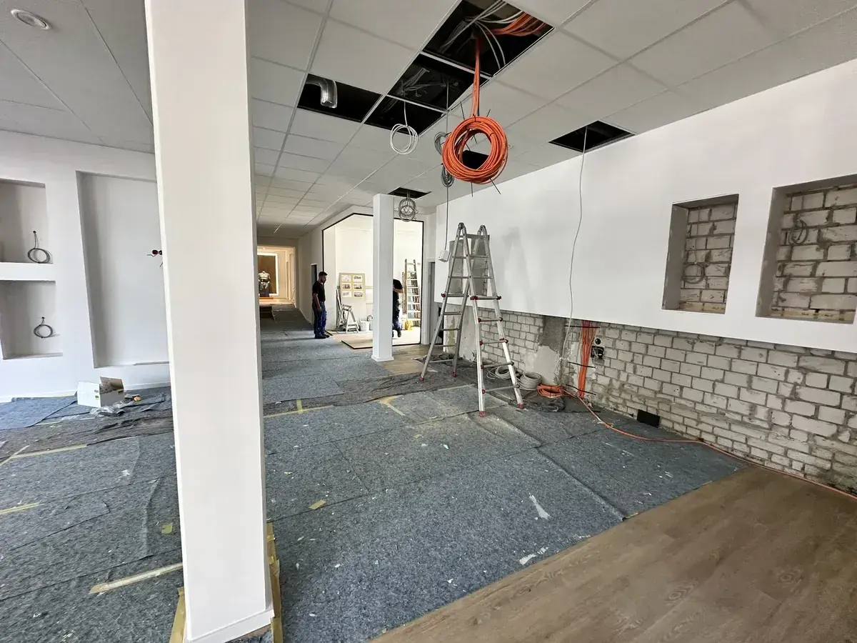 Montage einer Rasterdecke im Ladenumbau