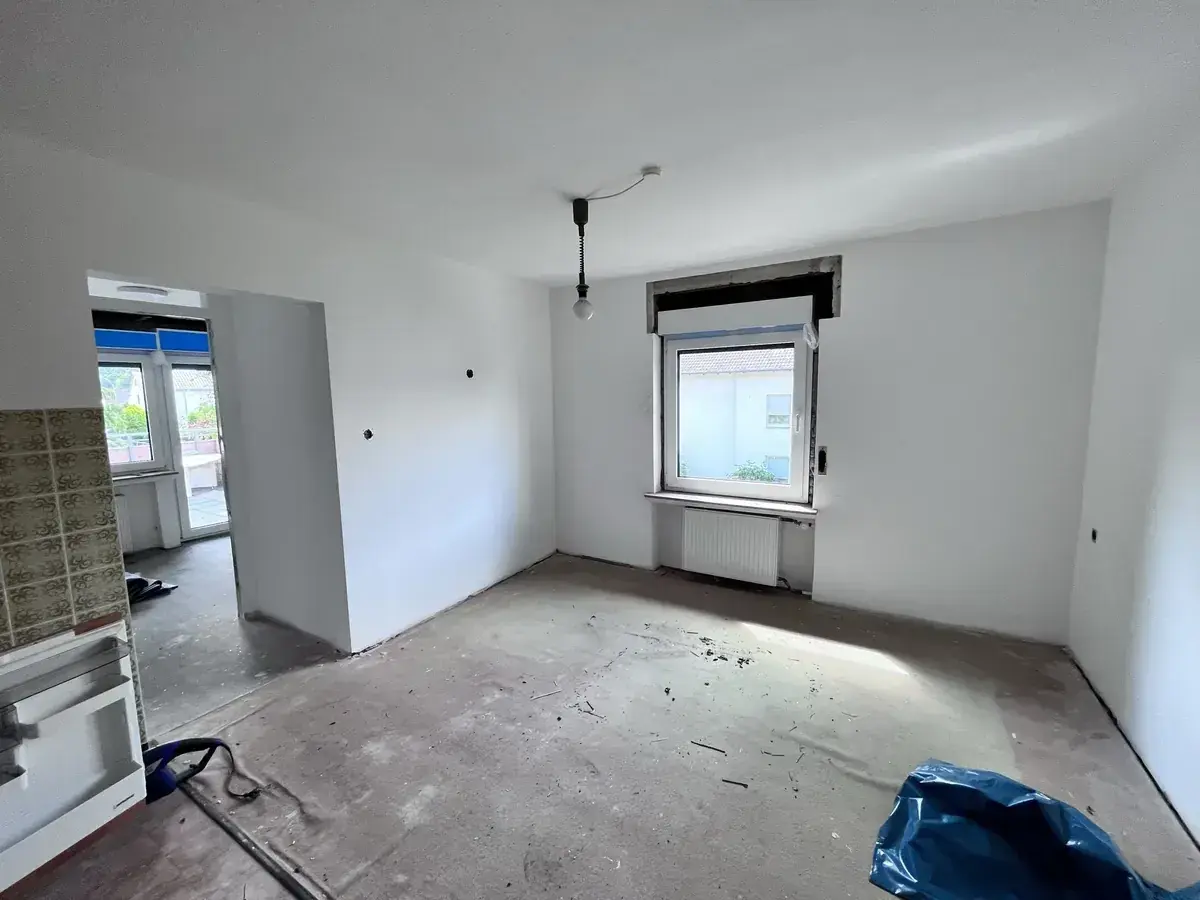 Wohnungssanierung mit neuem Fenster und vorbereiteten Wänden