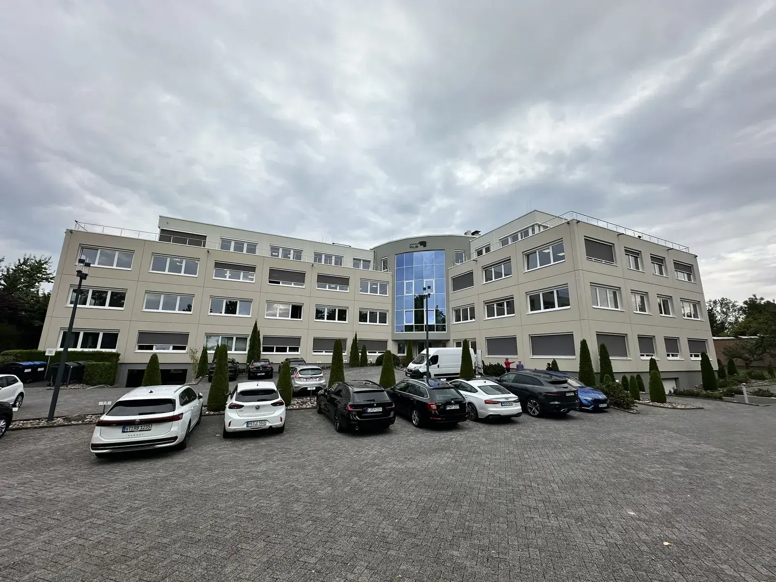 Bürogebäude mit neuen Fensterelementen nach dem Fenstertausch