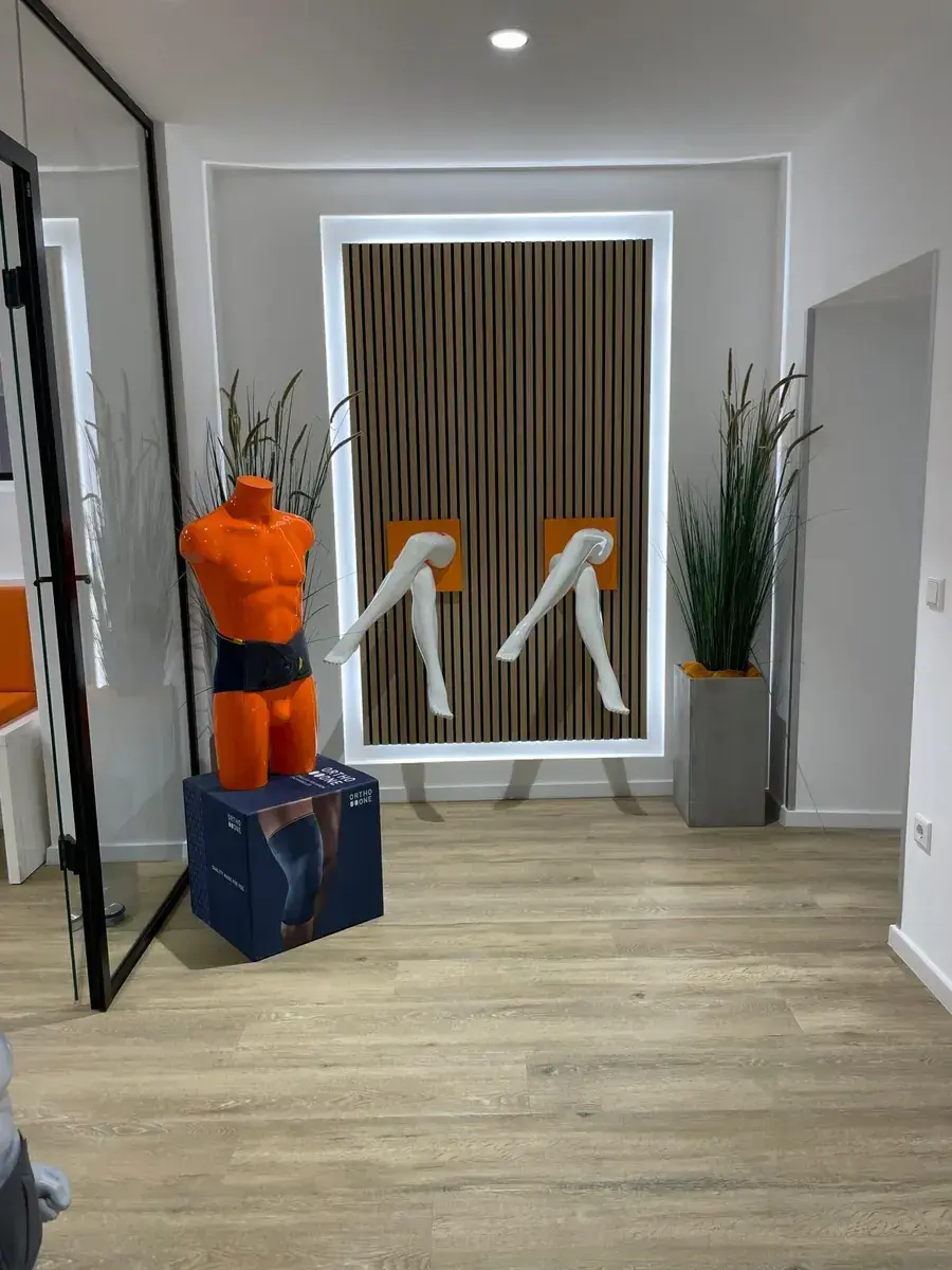Verkaufsraum mit Holzlamellenwand und weiß gestrichenen Wänden