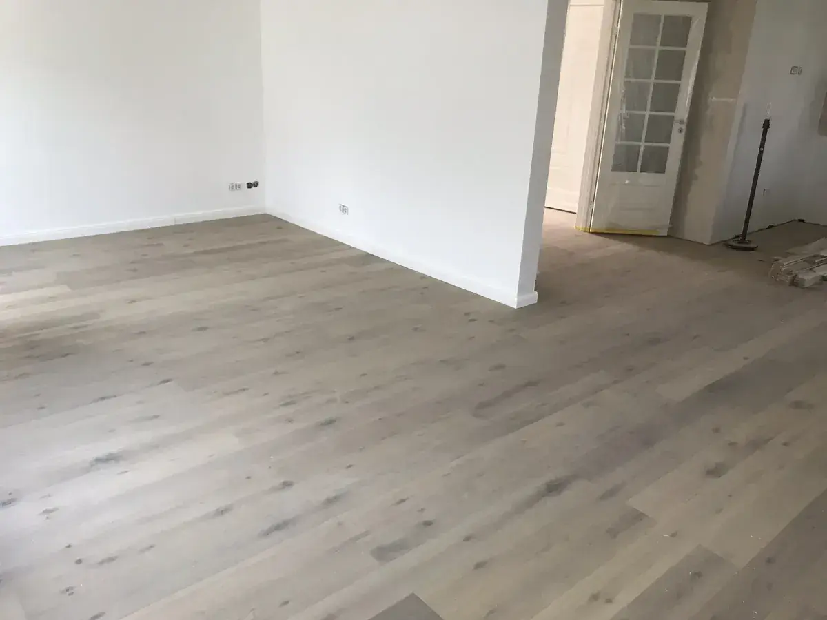 Breite Eichendielen in einem hellen Wohnraum