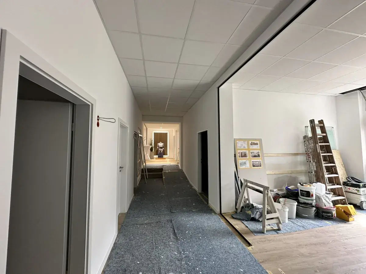 Flur mit neuer abgehängter Decke und Trockenbauwänden