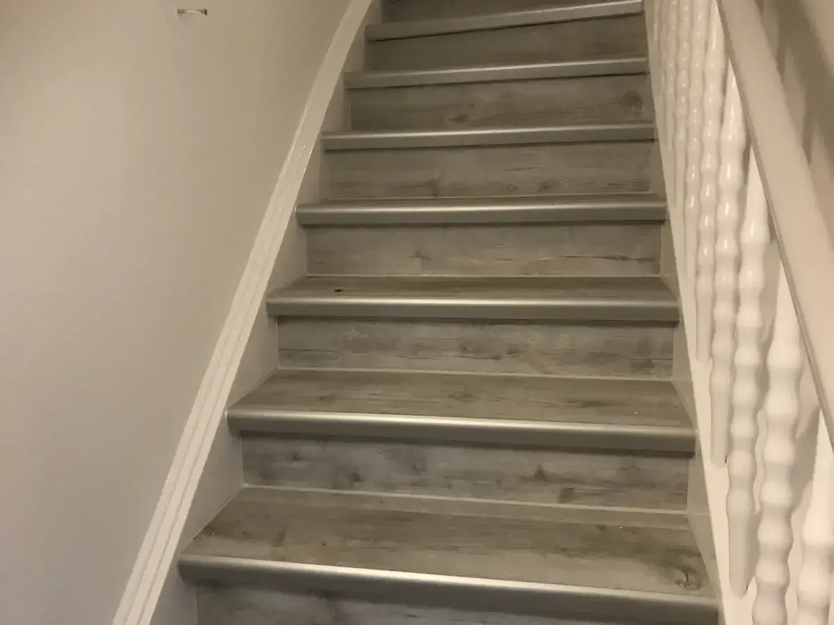Treppe mit Vinylbelag in Holzoptik und Kantenprofilen