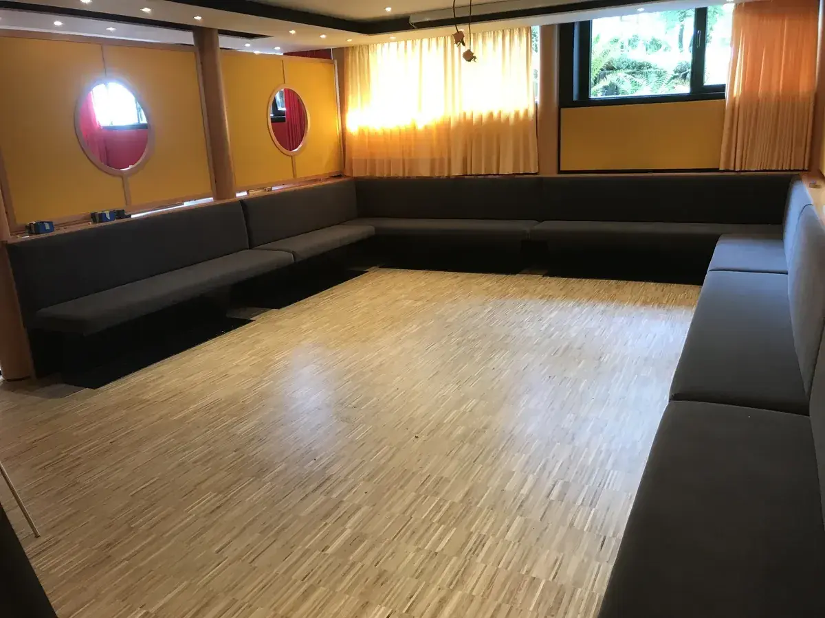 Lounge mit farbig gestrichenen Wänden und Bullaugenfenstern