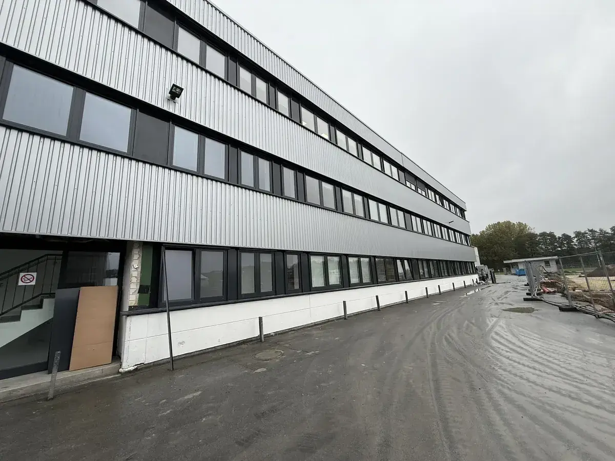Sanierte Fensterbänder an einem Verwaltungsgebäude